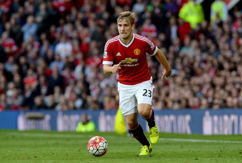 Obránce Manchesteru United Luke Shaw, který si v úterním zápasu fotbalové Ligy mistrů v Eindhovenu nadvakrát zlomil pravou nohu, se v Nizozemsku podrobí ještě jedné operaci. 