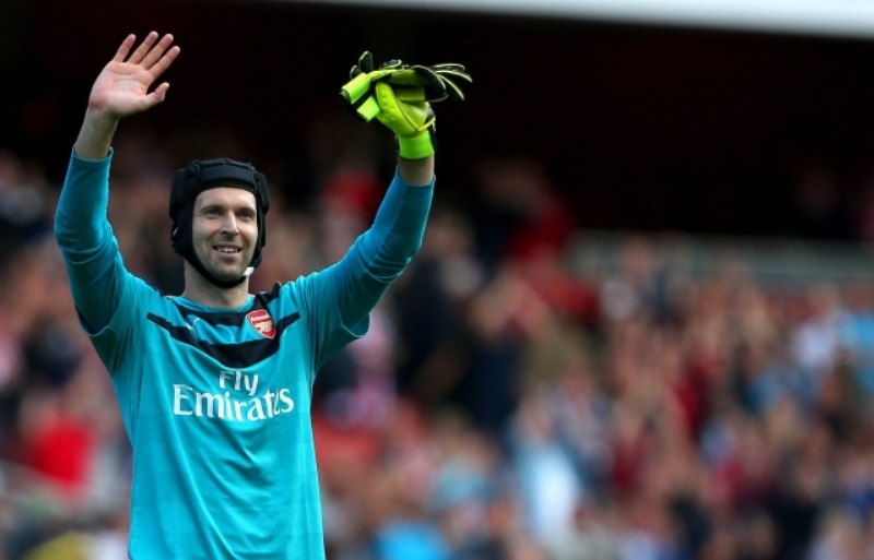 Petr Čech zdraví fanoušky Arsenalu.
