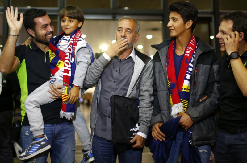 Syrský uprchlík Mohsen (uprostřed) získal práci ve fotbalové škole na madridském předměstí.