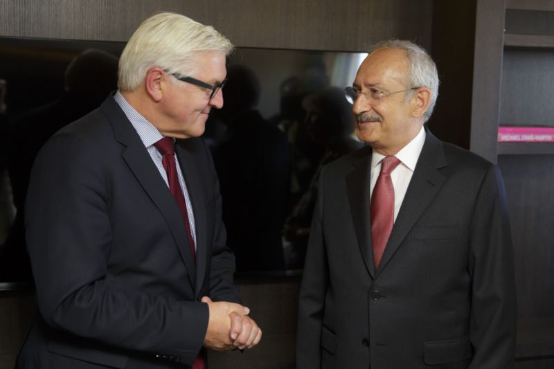 Německý ministr zahraničí Frank-Walter Steinmeier na s tureckým poslancem Kemalem Kilicdaroglu na návštěvě v Ankaře.
