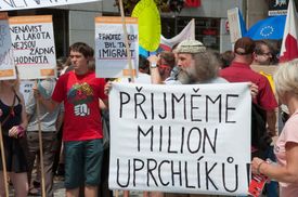 Nejen v Česku je mnoho lidí, kteří uprchlíky podporují.