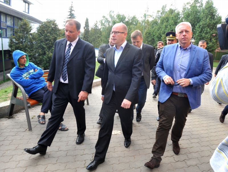 Premiér Bohuslav Sobotka (uprostřed) a ministr vnitra Milan Chovanec (vpravo) navštívili přijímací tábor pro zajištění cizinců v Zastávce u Brna. 