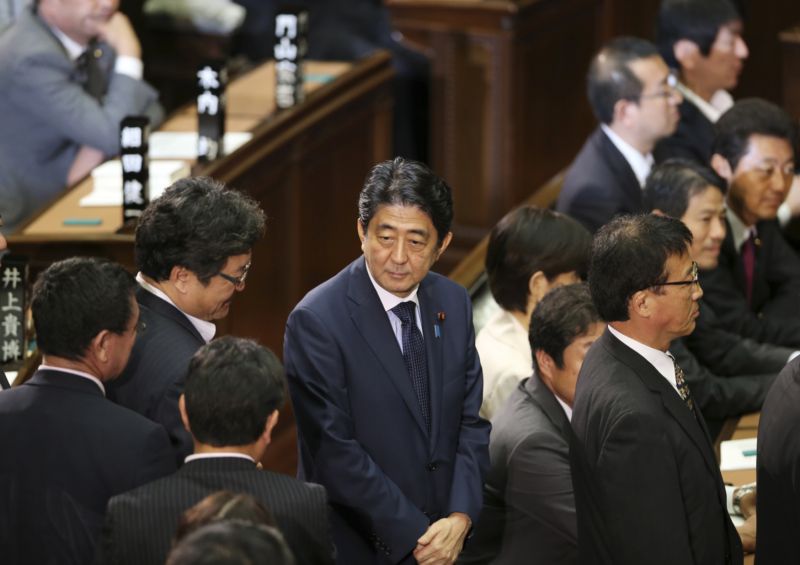 Japonský premiér Šinzó Abe (uprostřed) v poslanecké sněmovně.