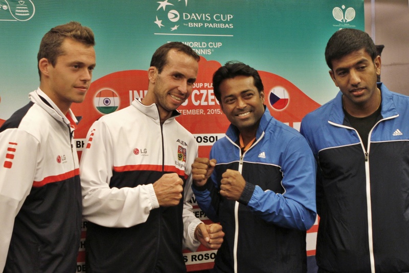 Soupeři ve čtyřhře. Zleva Adam Pavlásek, Radek Štěpánek, Leander Paes a Rohan Bopanna. Soupeři ve čtyřhře. Zleva Adam Pavlásek, Radek Štěpánek, Leander Paes a Rohan Bopanna.