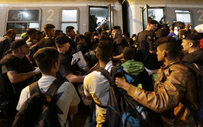 Přesun migrantů z Chorvatska vlakem do Maďarska. Přesun migrantů z Chorvatska vlakem do Maďarska.