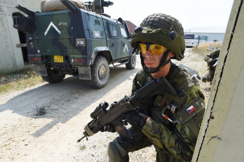Český voják během vojenského cvičení NATO.