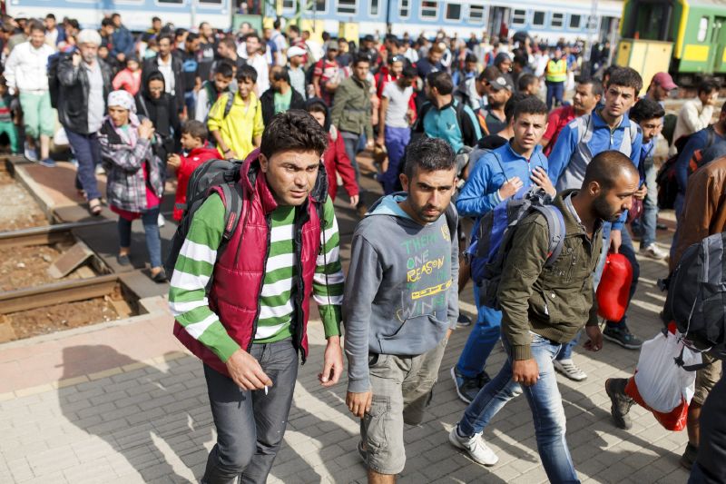 Imigranti poblíž maďarsko-rakouských hranic, 246 km od Budapešti.