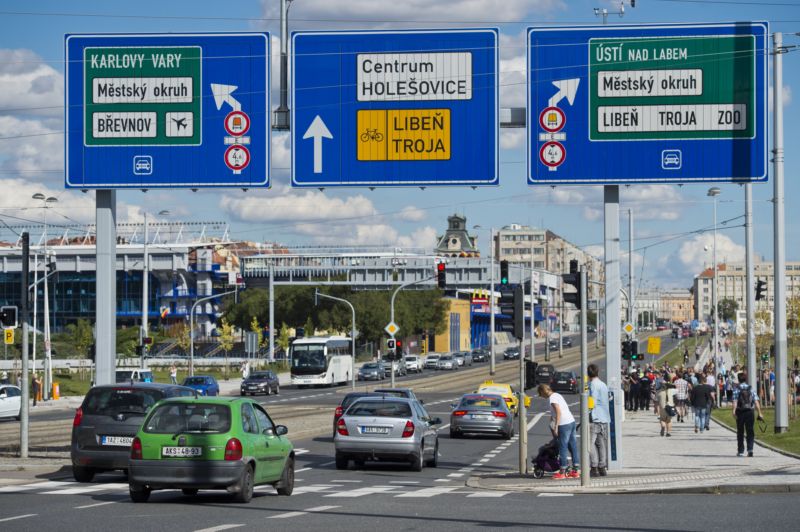 Směrové tabule u tunelového komplexu na pražské Letné. Směrové tabule u tunelového komplexu na pražské Letné.