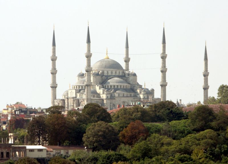 Jedna z největších mešit - mešita sultána Ahmeda v evropské části tureckého Istanbulu, pojme přibližně stejný počet muslimů, jako ta nově postavená v Moskvě.