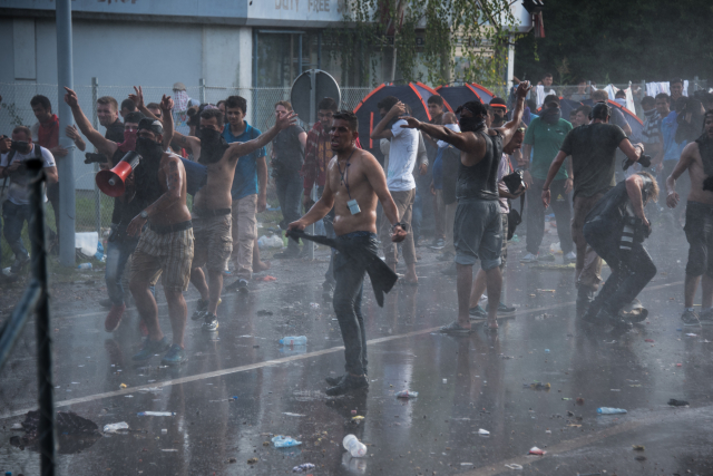 Maďarská policie u hraničního přechodu Horgoš použila proti běžencům slzný plyn.