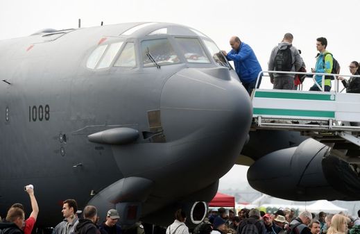 O nahlédnutí do bombardéru B-52 byl velký zájem.