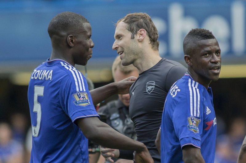Petr Čech se zdraví se "soupeři". 