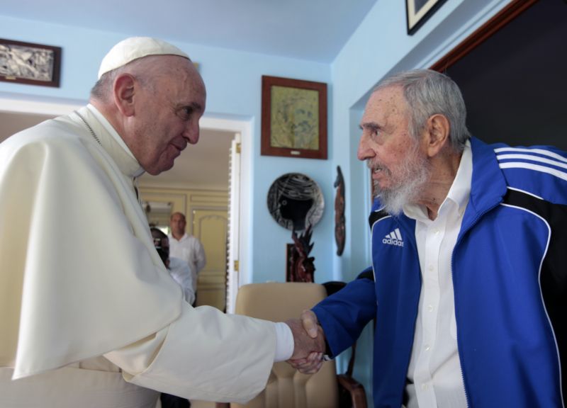 Papež František na návštěvě u Fidela Castro na Kubě.