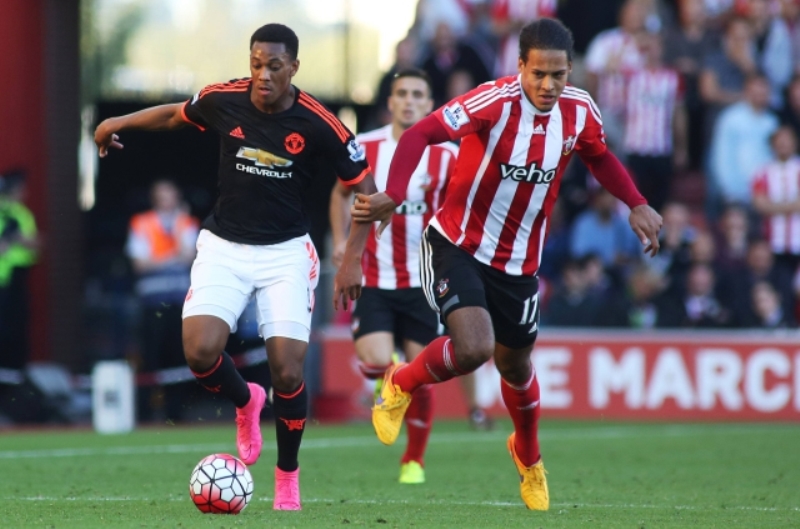 Anthony Martial (vlevo) v zápase Manchesteru United se Southamptonem.