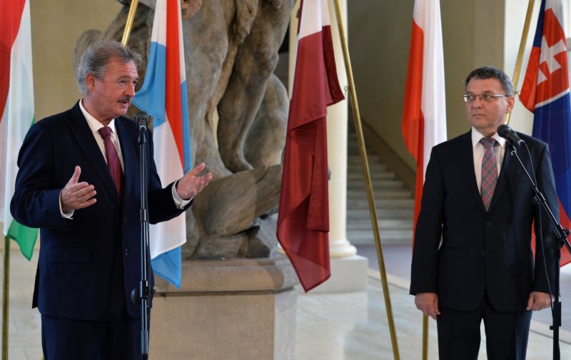 Ministři zahraničí států visegrádské skupiny, Lucemburska a Lotyšska se sešli kvůli řešení uprchlické krize. Na snímku lucemburský ministr Jean Asselborn (vlevo) a jeho český protějšek Lubomír Zaorálek. Ministři zahraničí států visegrádské skupiny, Lucemburska a Lotyšska se sešli kvůli řešení uprchlické krize. Na snímku lucemburský ministr Jean Asselborn (vlevo) a jeho český protějšek Lubomír Zaorálek.