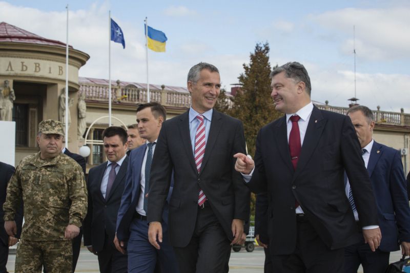 Jens Stoltenberg (vlevo) a ukrajinský prezident Petro Porošenko.