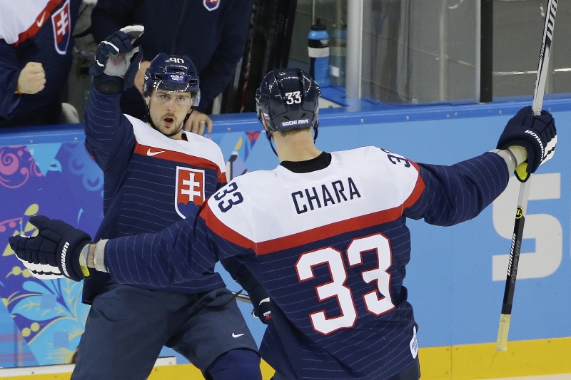 Zdeno Chára se raduje ve slovenském dresu.