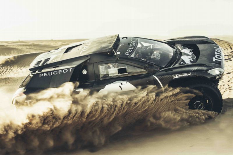 Inovovaný Peugeot 2008 DKR při testování v poušti.