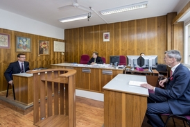 Okresní soud v Rychnově nad Kněžnou, 22. září 2015. Na snímku jsou (zleva) právní zástupce Kristiny Colloredo-Mansfeldové Tomáš Nahodil, soudce Ondřej Rott a právní zástupce Národního památkového ústavu Miloš Hošek.