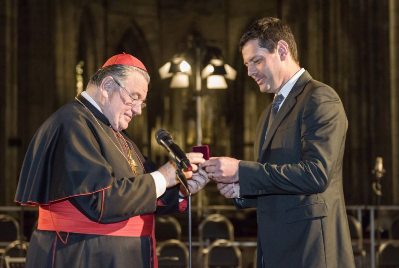 Nejvyšší církevní vyznamenání převzal od kardinála Dominika Duky spoluzakladatel festivalu Karel Komárek.
