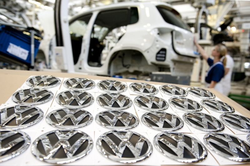 Montážní linka závodu Volkswagen ve Wolfsburgu. Montážní linka závodu Volkswagen ve Wolfsburgu.