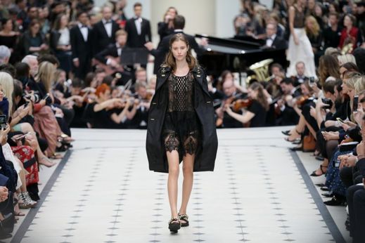 Přehlídka britské značky Burberry Prorsum se konala v parku Kensingtonského paláce.