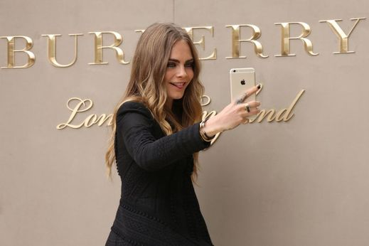 Přehlídky britské krejčovské firmy se zúčastnila i Cara Delevingneová či Sienna Millerová.