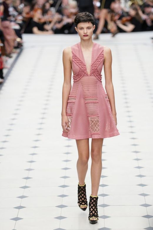 Módní přehlídka Burberry Prorsum nabídla pestrou směsici oděvů.