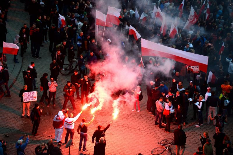 V Polsku probíhaly ještě před pár dny rozsáhlé protesty proti migrantům, přesto kvóty schválili. V Polsku probíhaly ještě před pár dny rozsáhlé protesty proti migrantům, přesto kvóty schválili.