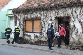 Dům, ve kterém policie našla ostatky tří novorozeňat.