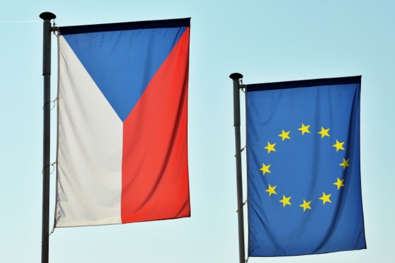 Vlajka České republiky a Evropské unie (ilustrační foto).