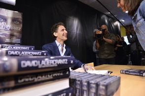 David Lagercrantz během autogramiády ve Stockholmu.