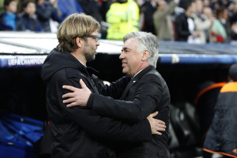 Carlo Ancelotti (vpravo) a Jürgen Klopp. Usedne někdo z nich na lavičku Liverpoolu?