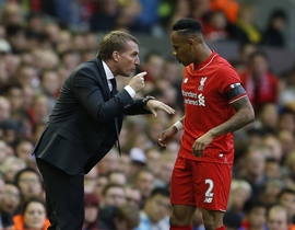 Trenér Liverpoolu Brandon Rodgers a Nathaniel Clyne.