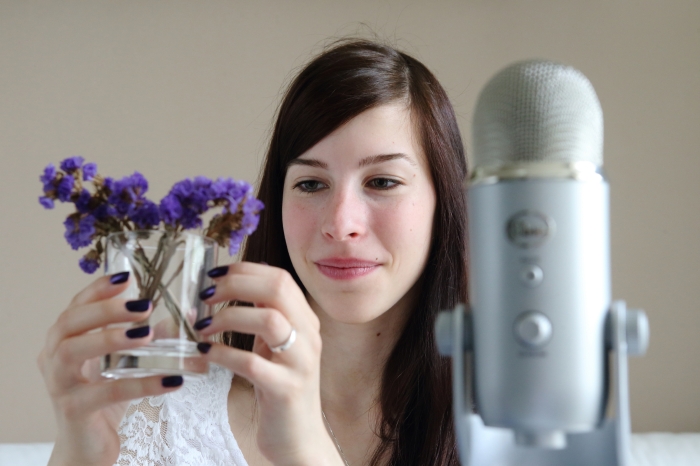 Tvůrci takzvaných ASMR videí se snaží posluchačům pomocí různých zvuků vyvolat příjemné pocity.