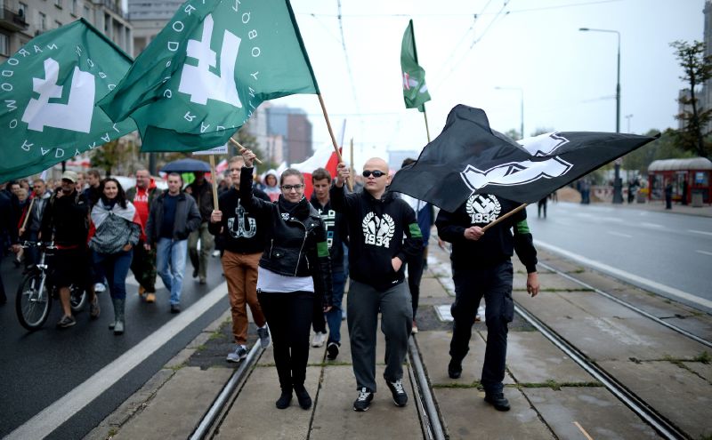 Protestující proti rozhodnutí polské vlády prošli Varšavou.