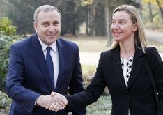 Ministryně pro zahraniční záležitosti Frederica Mogherini (vpravo) a polský ministr zahraničí Grzegorz Schetyna.