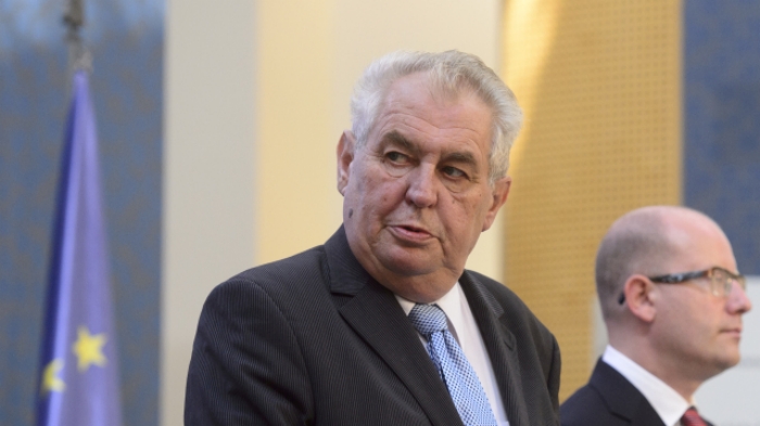 Prezident Miloš Zeman, v pozadí premiér Bohuslav Sobotka.
