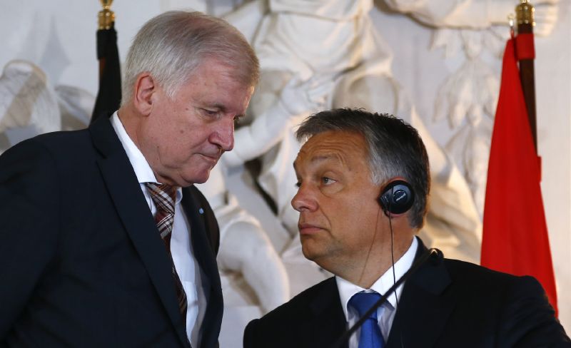 Premiér Bavorska Horst Seehofer (vlevo) a maďarský premiér Viktor Orbán (vpravo).