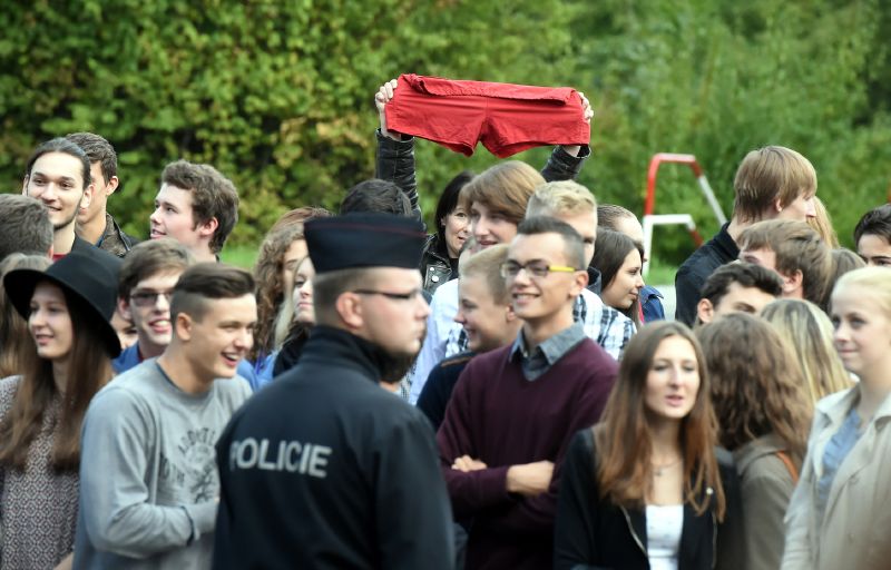 I v Českém Těšíne lidé přivítali Miloše Zemana s červenými trenýrkami.