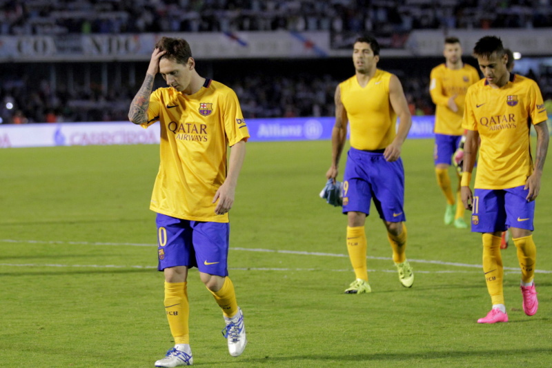 Zklamaní fotbalisté Barcelony.