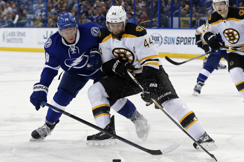 Hokejisté Bostonu přišli během přípravy na novou sezonu NHL o německého obránce Dennise Seidenberga.