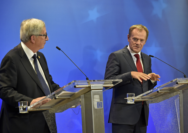 Předseda Evropské komise Jean-Claude Juncker (vlevo) a předseda Evropské rady Donald Tusk na mimořádném summitu v Bruselu. Předseda Evropské komise Jean-Claude Juncker (vlevo) a předseda Evropské rady Donald Tusk na mimořádném summitu v Bruselu.