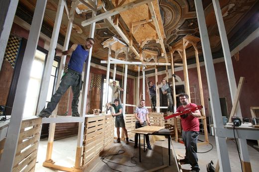 Tři patra chátrajícího Desfourského paláce se promění ve výstavní prostory, několik kavárnen a bar. Realizační tým (na fotce) musí stihnout vše upravit za pouhý týden.
