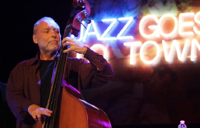 Kontrabasista Dave Holland na festivalu Jazz Goes to Town.