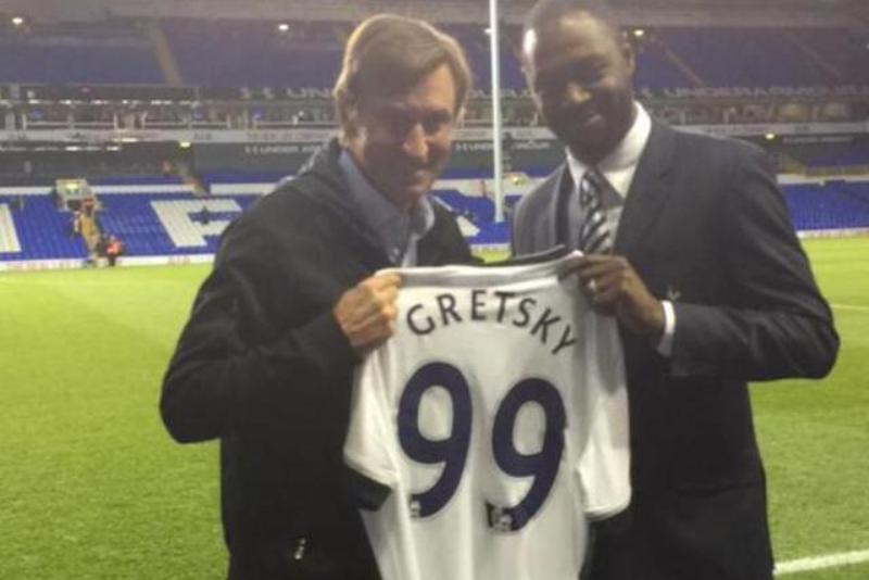 Wayne Gretzky dostal dres Tottenhamu.