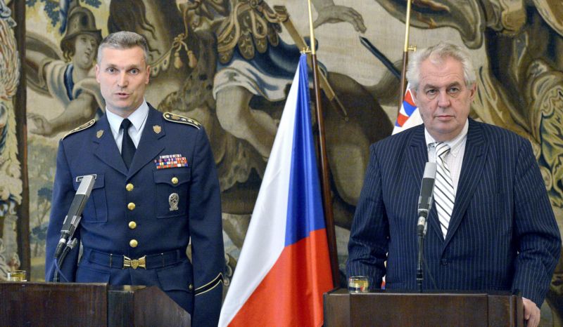 Miloš Zeman naznačil, že skončit bude muset i velitel Hradní stráže Radim Studený (vlevo).