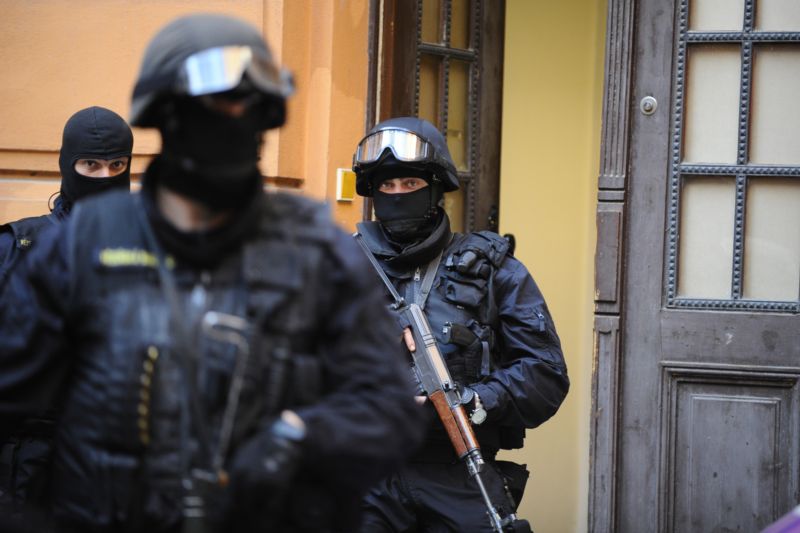 Zásahová jednotka policie gang podezřelý z nejméně deseti loupeží a krádeží (ilustrační foto).