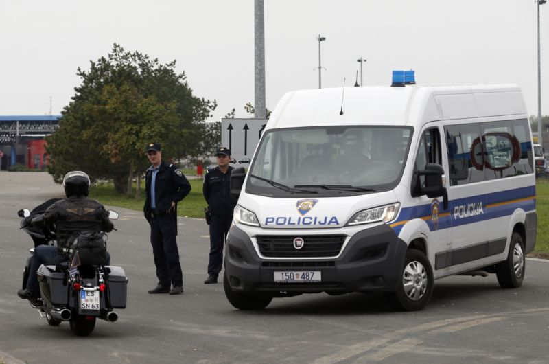 Chorvatští policisté na hraničním přechodu Batrovci.