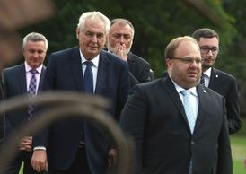 Na snímku jsou (zleva) kancléř Vratislav Mynář, prezident, prezidentův tajemník Jaroslav Hlinovský, hejtman Moravskoslezského kraje Miroslav Novák a tiskový mluvčí prezidenta Jiří Ovčáček při příchodu na tiskovou konferenci v Kuníně.